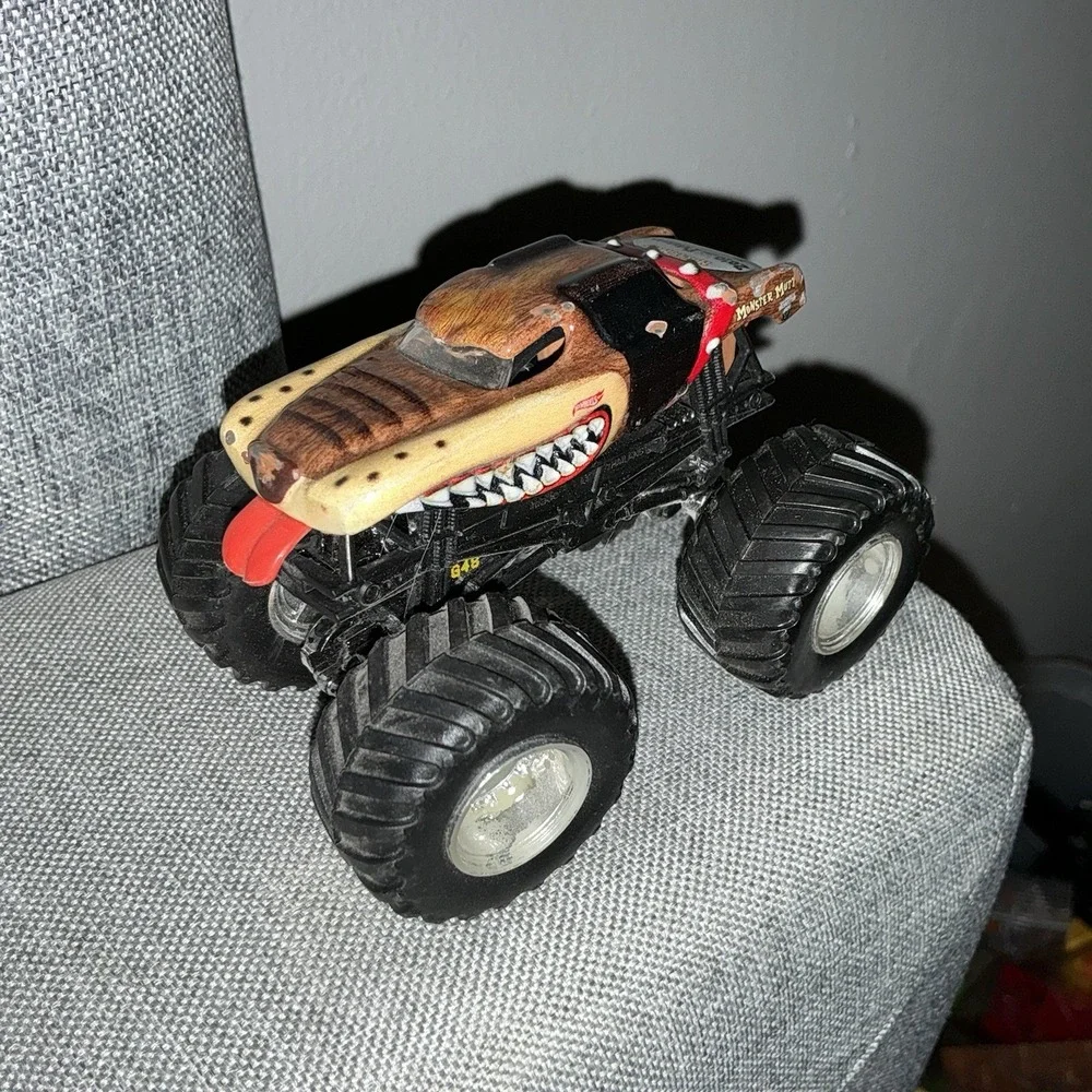 Hot Wheels Monster Jam Truck Monster‎ Mutt 2010 Freestyle Champion 1:64 Dog